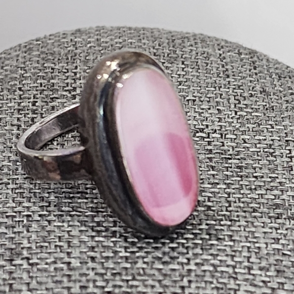 Avon Jewelry - CSJ AVON VINTAGE STERLING SILVER OVAL FROSTED PINK STONE RING SIZE 8 925